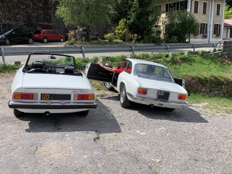 Pausa a Kanal ob Soči (Canale d'Isonzo), parcheggiamo sulla stradina che scende al fiume poco dopo il ponte. Due bei &quot;sederi&quot; Alfa targati UD :)