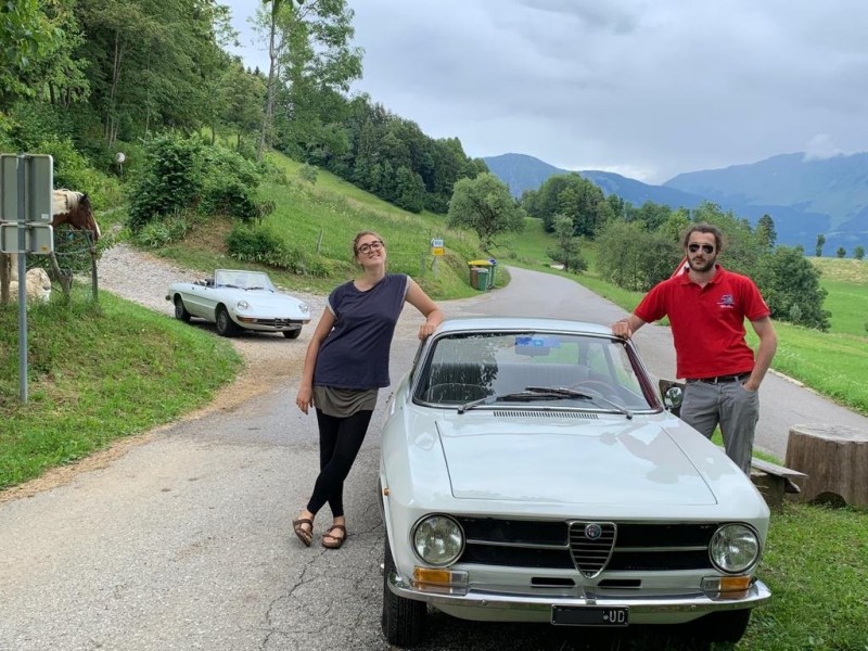 Mia sorella Rebecca e io in posa da qualche parte sulle montagne di confine, ancora lato Sloveno mentre rientravamo. Tra Tolmin (Tolmino) e Kobarid (Caporetto), puntando verso Cividale del Friuli